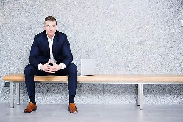 포토 JPG 전신 서양인 응시 남자 의자 비즈니스 실내 한명 사람 앉기 정장 성인 앞모습 30대 노트북 사무실 비즈니스맨 성인남자한명만 국내포토 외국인 1 시선 옷 뷰포인트 가구 모션 내부 장년 전자제품 직장인 남자한명만 성인남자만 파일형식