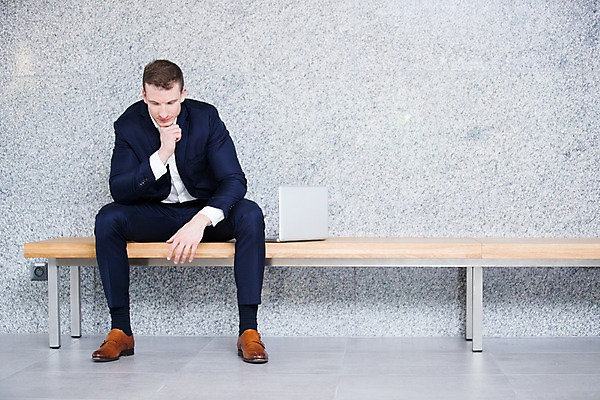 포토 JPG 전신 서양인 응시 남자 생각 의자 비즈니스 실내 한명 사람 앉기 정장 성인 앞모습 30대 노트북 사무실 비즈니스맨 좌절 고민 성인남자한명만 국내포토 외국인 1 시선 옷 감정 뷰포인트 가구 컨셉 모션 내부 장년 전자제품 직장인 남자한명만 성인남자만 파일형식