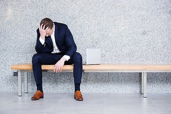 포토 JPG 전신 서양인 남자 의자 비즈니스 실내 한명 사람 앉기 정장 성인 앞모습 30대 노트북 사무실 비즈니스맨 좌절 성인남자한명만 국내포토 외국인 1 옷 감정 뷰포인트 가구 컨셉 모션 내부 장년 전자제품 직장인 남자한명만 성인남자만 파일형식