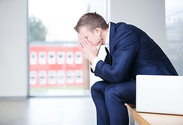 포토 JPG 서양인 남자 의자 비즈니스 실내 한명 사람 앉기 정장 빌딩 상반신 성인 건물 옆모습 30대 노트북 사무실 비즈니스맨 좌절 창가 얼굴가리기 성인남자한명만 국내포토 외국인 1 건축물 옷 감정 뷰포인트 가구 컨셉 창문 모션 내부 장년 전자제품 가림 직장인 남자한명만 성인남자만 파일형식