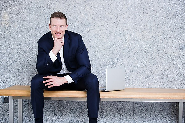 포토 JPG 전신 서양인 응시 남자 의자 비즈니스 실내 한명 미소 사람 앉기 정장 성인 앞모습 30대 노트북 사무실 턱괴기 비즈니스맨 성인남자한명만 국내포토 외국인 1 시선 옷 뷰포인트 가구 모션 표정 내부 장년 전자제품 직장인 남자한명만 성인남자만 파일형식