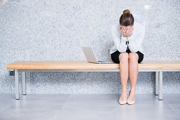 포토 JPG 전신 서양인 여자 벤치 비즈니스 실내 한명 사람 정장 성인 앞모습 30대 노트북 사무실 비즈니스우먼 좌절 얼굴가리기 성인여자한명만 국내포토 외국인 1 옷 감정 뷰포인트 컨셉 의자 내부 장년 전자제품 가림 직장인 여자한명만 성인여자만 파일형식