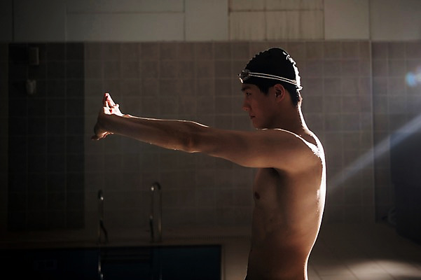 포토 JPG 남자 수영장 실내 한명 서기 상반신 20대 성인 취미 옆모습 스트레칭 한국인 성인남자한명만 실내수영장 국내포토 1 뷰포인트 모션 사람 동양인 청년 내부 운동 남자한명만 성인남자만 파일형식