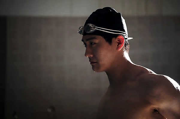 포토 JPG 응시 남자 수영장 실내 한명 서기 상반신 20대 성인 취미 옆모습 스트레칭 한국인 성인남자한명만 실내수영장 국내포토 1 시선 뷰포인트 모션 사람 동양인 청년 내부 운동 남자한명만 성인남자만 파일형식