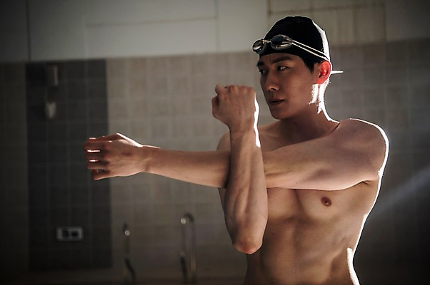 포토 JPG 응시 남자 수영장 실내 한명 서기 상반신 20대 성인 취미 앞모습 스트레칭 한국인 성인남자한명만 실내수영장 국내포토 1 시선 뷰포인트 모션 사람 동양인 청년 내부 운동 남자한명만 성인남자만 파일형식