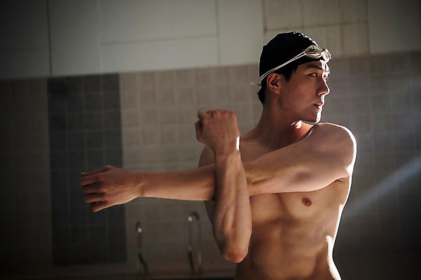 포토 JPG 응시 남자 수영장 실내 한명 서기 상반신 20대 성인 취미 앞모습 스트레칭 한국인 성인남자한명만 실내수영장 국내포토 1 시선 뷰포인트 모션 사람 동양인 청년 내부 운동 남자한명만 성인남자만 파일형식