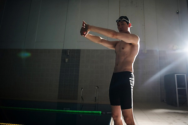 포토 JPG 응시 남자 수영장 실내 한명 서기 상반신 20대 성인 취미 옆모습 스트레칭 한국인 성인남자한명만 실내수영장 국내포토 1 시선 뷰포인트 모션 사람 동양인 청년 내부 운동 남자한명만 성인남자만 파일형식