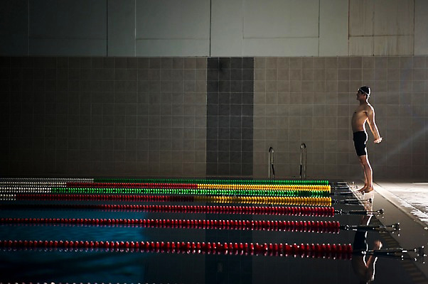 포토 JPG 전신 남자 수영장 실내 한명 서기 20대 성인 취미 옆모습 스트레칭 한국인 성인남자한명만 실내수영장 국내포토 1 뷰포인트 모션 사람 동양인 청년 내부 운동 남자한명만 성인남자만 파일형식