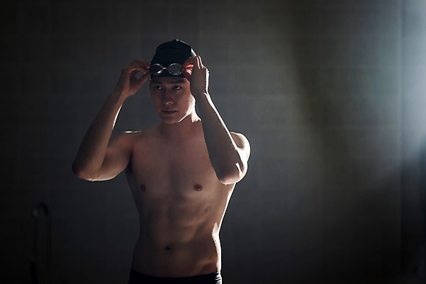 포토 JPG 응시 남자 수영장 실내 한명 서기 상반신 20대 성인 취미 앞모습 한국인 집중 성인남자한명만 실내수영장 국내포토 1 시선 뷰포인트 컨셉 모션 사람 동양인 청년 내부 남자한명만 성인남자만 파일형식