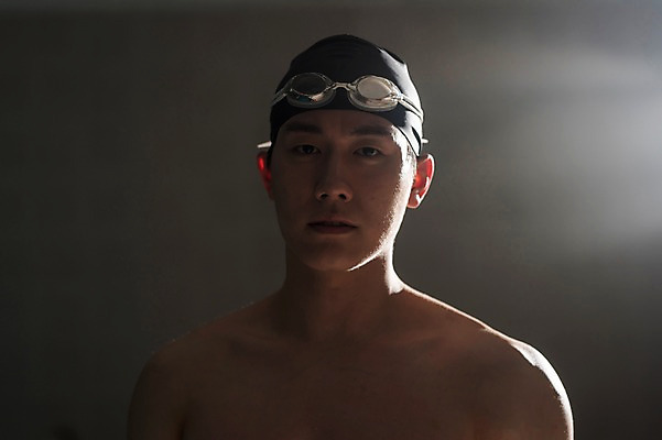 포토 JPG 응시 남자 수영장 실내 한명 서기 상반신 20대 성인 취미 앞모습 한국인 집중 성인남자한명만 실내수영장 국내포토 1 시선 뷰포인트 컨셉 모션 사람 동양인 청년 내부 남자한명만 성인남자만 파일형식 인종 남자만 성인만