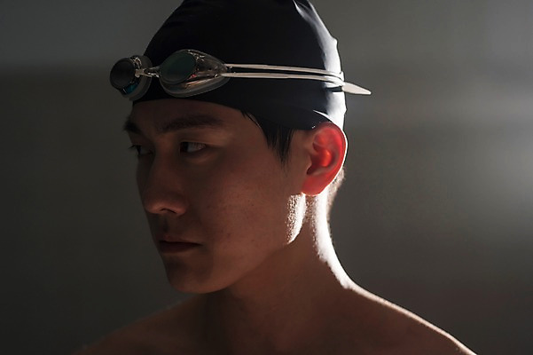 포토 JPG 응시 남자 수영장 실내 한명 서기 상반신 20대 성인 취미 앞모습 한국인 집중 성인남자한명만 실내수영장 국내포토 1 시선 뷰포인트 컨셉 모션 사람 동양인 청년 내부 남자한명만 성인남자만 파일형식