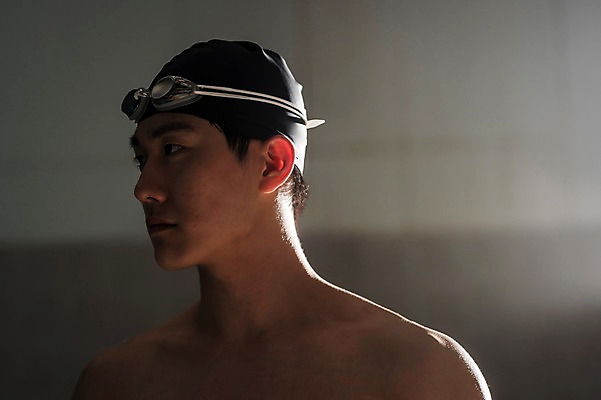 포토 JPG 응시 남자 수영장 실내 한명 서기 상반신 20대 성인 취미 옆모습 한국인 집중 성인남자한명만 실내수영장 국내포토 1 시선 뷰포인트 컨셉 모션 사람 동양인 청년 내부 남자한명만 성인남자만 파일형식