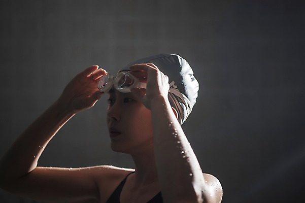 포토 JPG 여자 수영장 실내 한명 서기 상반신 성인 취미 옆모습 30대 한국인 집중 물안경 성인여자한명만 실내수영장 국내포토 1 뷰포인트 컨셉 모션 사람 동양인 내부 장년 수영용품 여자한명만 성인여자만 파일형식