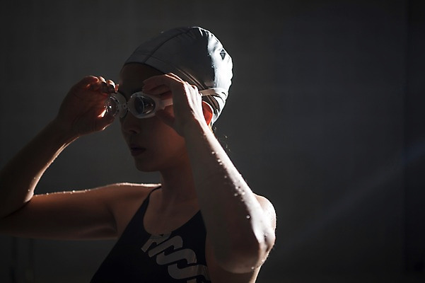 포토 JPG 여자 수영장 실내 한명 서기 상반신 성인 취미 옆모습 30대 한국인 집중 물안경 성인여자한명만 실내수영장 국내포토 1 뷰포인트 컨셉 모션 사람 동양인 내부 장년 수영용품 여자한명만 성인여자만 파일형식