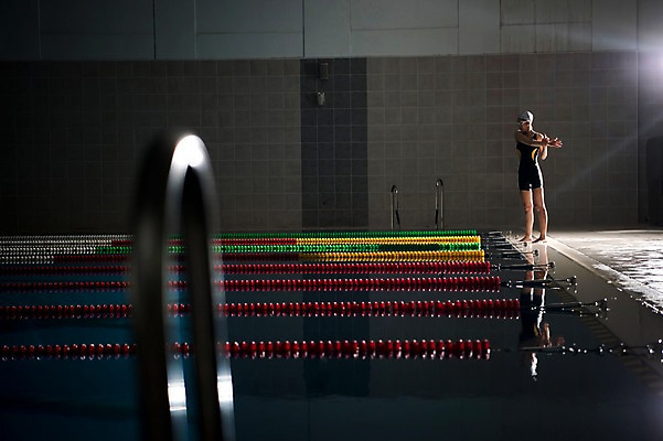 포토 JPG 전신 여자 수영장 실내 한명 서기 성인 취미 옆모습 아웃포커스 30대 한국인 집중 성인여자한명만 실내수영장 국내포토 1 뷰포인트 컨셉 모션 촬영기법 사람 동양인 내부 장년 여자한명만 성인여자만 파일형식