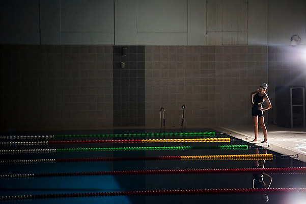 포토 JPG 전신 여자 허리손 수영장 실내 한명 서기 성인 취미 옆모습 30대 한국인 집중 성인여자한명만 실내수영장 국내포토 1 뷰포인트 포즈 컨셉 모션 사람 동양인 내부 장년 여자한명만 성인여자만 파일형식