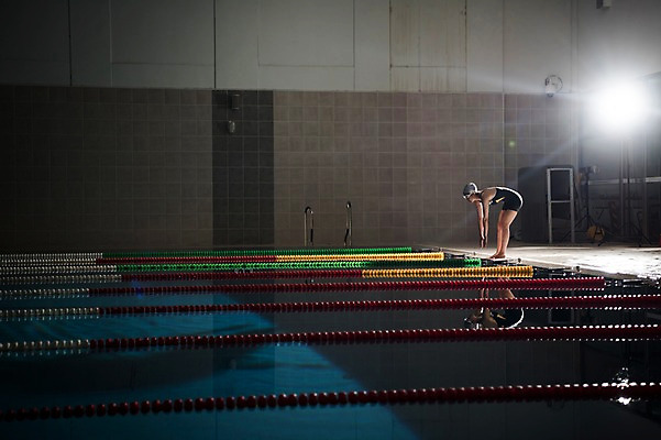 포토 JPG 전신 여자 수영장 실내 한명 서기 성인 취미 옆모습 30대 한국인 집중 준비자세 성인여자한명만 실내수영장 국내포토 1 뷰포인트 포즈 컨셉 모션 사람 동양인 내부 장년 준비 여자한명만 성인여자만 파일형식