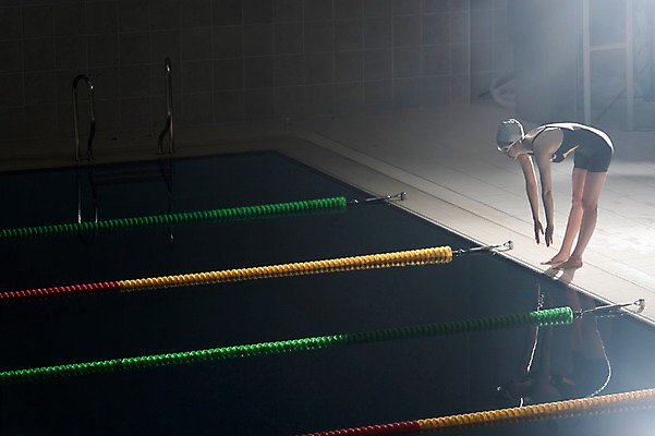 포토 JPG 전신 여자 수영장 실내 한명 서기 성인 취미 옆모습 30대 한국인 집중 준비자세 성인여자한명만 실내수영장 국내포토 1 뷰포인트 포즈 컨셉 모션 사람 동양인 내부 장년 준비 여자한명만 성인여자만 파일형식
