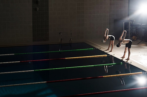 포토 JPG 전신 여자 남자 수영장 실내 서기 20대 성인 취미 두명 옆모습 30대 수영 스트레칭 한국인 집중 성인만 실내수영장 국내포토 뷰포인트 컨셉 모션 사람 동양인 청년 내부 장년 운동 수상스포츠 파일형식