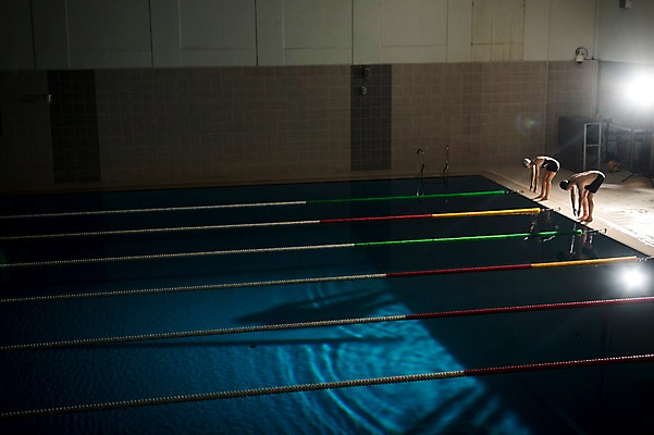 포토 JPG 전신 여자 남자 수영장 실내 서기 20대 성인 취미 두명 옆모습 30대 수영 한국인 집중 준비자세 성인만 실내수영장 국내포토 뷰포인트 포즈 컨셉 모션 사람 동양인 청년 내부 장년 수상스포츠 준비 파일형식