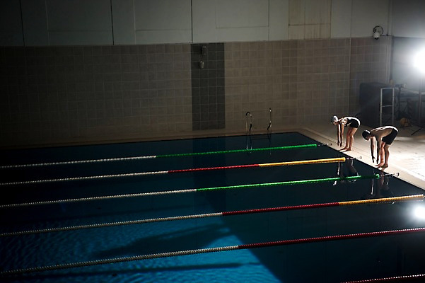 포토 JPG 전신 여자 남자 수영장 실내 서기 20대 성인 취미 두명 옆모습 30대 수영 한국인 집중 준비자세 성인만 실내수영장 국내포토 뷰포인트 포즈 컨셉 모션 사람 동양인 청년 내부 장년 수상스포츠 준비 파일형식