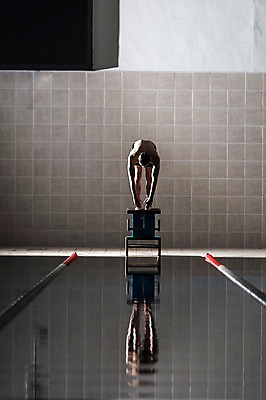 포토 JPG 전신 남자 수영장 실내 한명 서기 20대 성인 취미 앞모습 한국인 집중 준비자세 스타트대 성인남자한명만 실내수영장 국내포토 1 뷰포인트 포즈 컨셉 모션 사람 동양인 청년 내부 준비 수영용품 남자한명만 성인남자만 파일형식