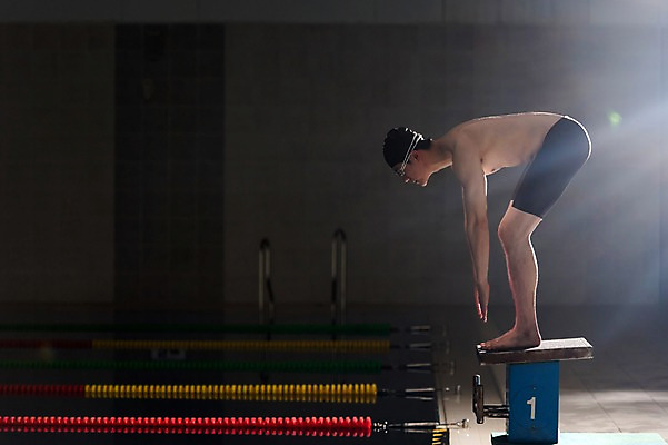 포토 JPG 전신 남자 수영장 실내 한명 서기 20대 성인 취미 옆모습 한국인 집중 준비자세 스타트대 성인남자한명만 실내수영장 국내포토 1 뷰포인트 포즈 컨셉 모션 사람 동양인 청년 내부 준비 수영용품 남자한명만 성인남자만 파일형식