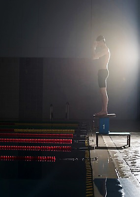 포토 JPG 전신 남자 수영장 실내 한명 서기 20대 성인 취미 옆모습 한국인 집중 스타트대 성인남자한명만 실내수영장 국내포토 1 뷰포인트 컨셉 모션 사람 동양인 청년 내부 수영용품 남자한명만 성인남자만 파일형식