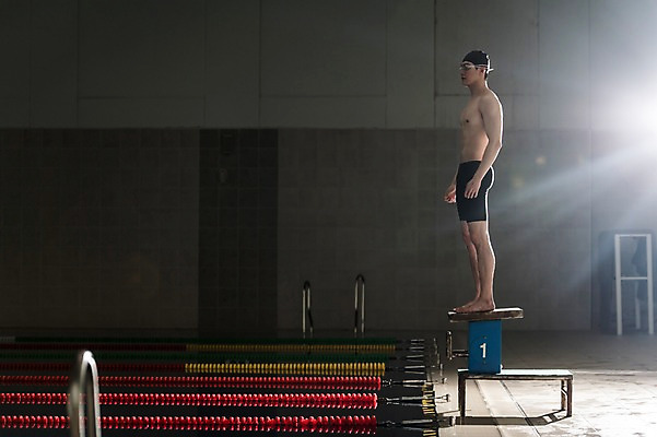 포토 JPG 전신 남자 수영장 실내 한명 서기 20대 성인 취미 옆모습 한국인 집중 스타트대 성인남자한명만 실내수영장 국내포토 1 뷰포인트 컨셉 모션 사람 동양인 청년 내부 수영용품 남자한명만 성인남자만 파일형식