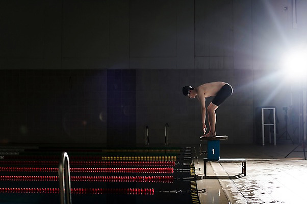 포토 JPG 전신 남자 수영장 실내 한명 서기 20대 성인 취미 옆모습 한국인 집중 준비자세 스타트대 성인남자한명만 실내수영장 국내포토 1 뷰포인트 포즈 컨셉 모션 사람 동양인 청년 내부 준비 수영용품 남자한명만 성인남자만 파일형식