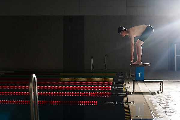포토 JPG 전신 남자 수영장 실내 한명 서기 20대 성인 취미 옆모습 한국인 집중 준비자세 스타트대 성인남자한명만 실내수영장 국내포토 1 뷰포인트 포즈 컨셉 모션 사람 동양인 청년 내부 준비 수영용품 남자한명만 성인남자만 파일형식