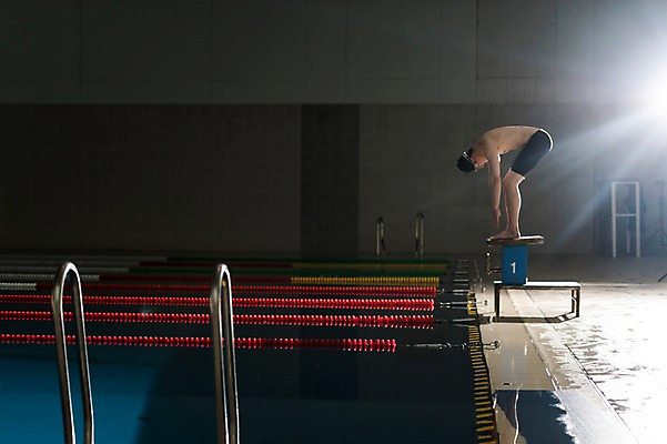 포토 JPG 전신 남자 수영장 실내 한명 서기 20대 성인 취미 옆모습 한국인 집중 준비자세 스타트대 성인남자한명만 실내수영장 국내포토 1 뷰포인트 포즈 컨셉 모션 사람 동양인 청년 내부 준비 수영용품 남자한명만 성인남자만 파일형식