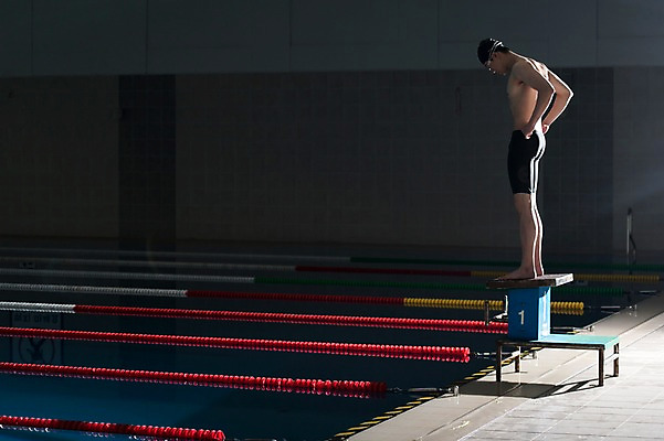 포토 JPG 전신 남자 수영장 실내 한명 서기 20대 성인 취미 옆모습 한국인 집중 스타트대 성인남자한명만 실내수영장 국내포토 1 뷰포인트 컨셉 모션 사람 동양인 청년 내부 수영용품 남자한명만 성인남자만 파일형식