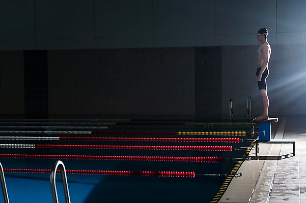 포토 JPG 전신 응시 남자 수영장 실내 한명 서기 20대 성인 취미 옆모습 한국인 집중 스타트대 성인남자한명만 실내수영장 국내포토 1 시선 뷰포인트 컨셉 모션 사람 동양인 청년 내부 수영용품 남자한명만 성인남자만 파일형식