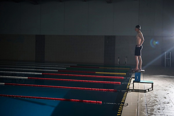 포토 JPG 전신 응시 남자 허리손 수영장 실내 한명 서기 20대 성인 취미 옆모습 한국인 집중 스타트대 성인남자한명만 실내수영장 국내포토 1 시선 뷰포인트 포즈 컨셉 모션 사람 동양인 청년 내부 수영용품 남자한명만 성인남자만 파일형식
