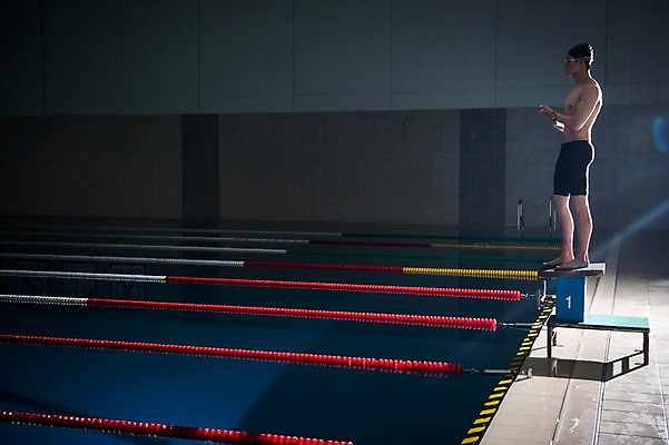 포토 JPG 전신 응시 남자 수영장 실내 한명 서기 20대 성인 취미 옆모습 한국인 집중 스타트대 성인남자한명만 실내수영장 국내포토 1 시선 뷰포인트 컨셉 모션 사람 동양인 청년 내부 수영용품 남자한명만 성인남자만 파일형식