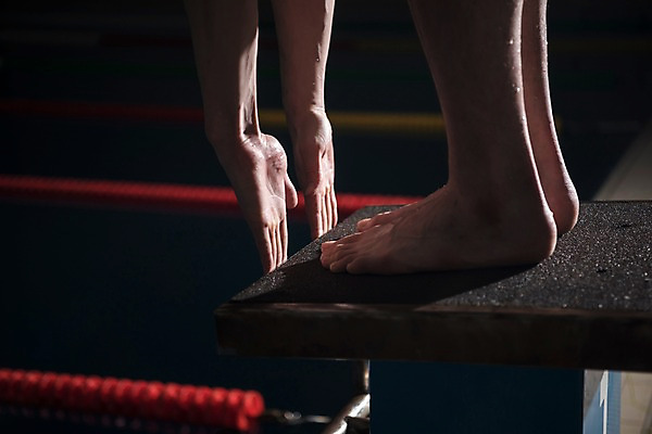 포토 JPG 남자 수영장 실내 한명 서기 20대 성인 취미 옆모습 한국인 하반신 준비자세 스타트대 성인남자한명만 실내수영장 국내포토 1 뷰포인트 포즈 모션 사람 동양인 청년 내부 준비 수영용품 남자한명만 성인남자만 파일형식