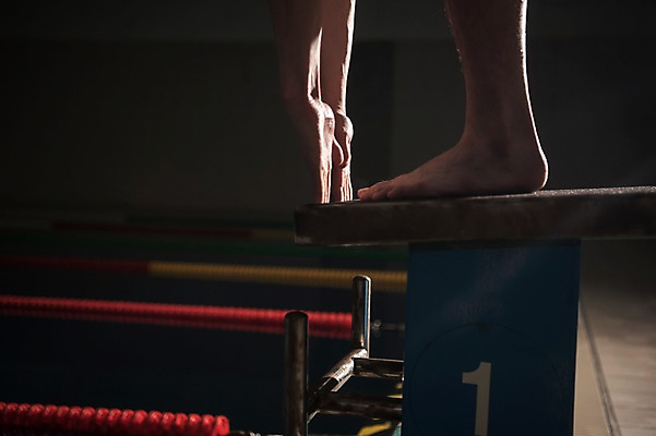 포토 JPG 남자 수영장 실내 한명 서기 20대 성인 취미 옆모습 한국인 하반신 준비자세 스타트대 성인남자한명만 실내수영장 국내포토 1 뷰포인트 포즈 모션 사람 동양인 청년 내부 준비 수영용품 남자한명만 성인남자만 파일형식