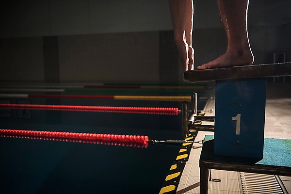 포토 JPG 남자 수영장 실내 한명 서기 20대 성인 취미 옆모습 한국인 하반신 준비자세 스타트대 성인남자한명만 실내수영장 국내포토 1 뷰포인트 포즈 모션 사람 동양인 청년 내부 준비 수영용품 남자한명만 성인남자만 파일형식