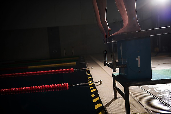 포토 JPG 남자 수영장 실내 한명 서기 20대 성인 취미 옆모습 한국인 하반신 준비자세 스타트대 성인남자한명만 실내수영장 국내포토 1 뷰포인트 포즈 모션 사람 동양인 청년 내부 준비 수영용품 남자한명만 성인남자만 파일형식