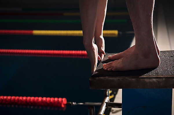 포토 JPG 남자 수영장 실내 한명 서기 20대 성인 취미 옆모습 한국인 하반신 준비자세 스타트대 성인남자한명만 실내수영장 국내포토 1 뷰포인트 포즈 모션 사람 동양인 청년 내부 준비 수영용품 남자한명만 성인남자만 파일형식