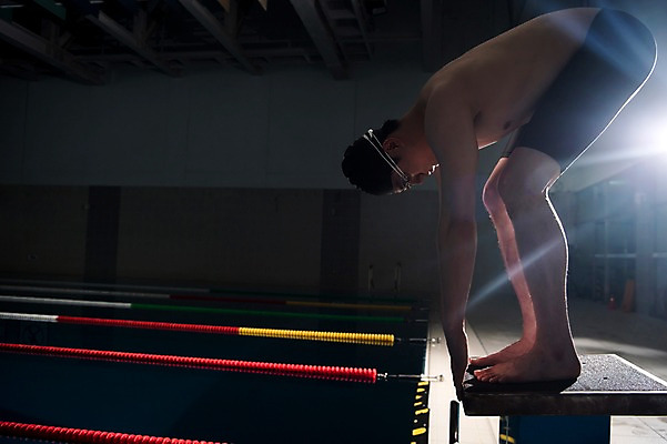 포토 JPG 전신 남자 수영장 실내 한명 서기 20대 성인 취미 옆모습 한국인 집중 준비자세 스타트대 성인남자한명만 실내수영장 국내포토 1 뷰포인트 포즈 컨셉 모션 사람 동양인 청년 내부 준비 수영용품 남자한명만 성인남자만 파일형식