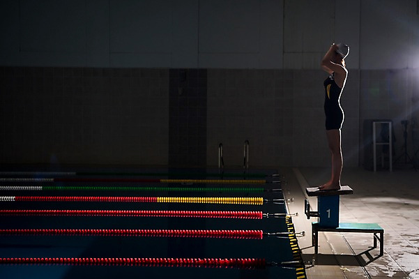 포토 JPG 전신 여자 수영장 실내 한명 서기 성인 취미 옆모습 30대 한국인 집중 스타트대 성인여자한명만 실내수영장 국내포토 1 뷰포인트 컨셉 모션 사람 동양인 내부 장년 수영용품 여자한명만 성인여자만 파일형식