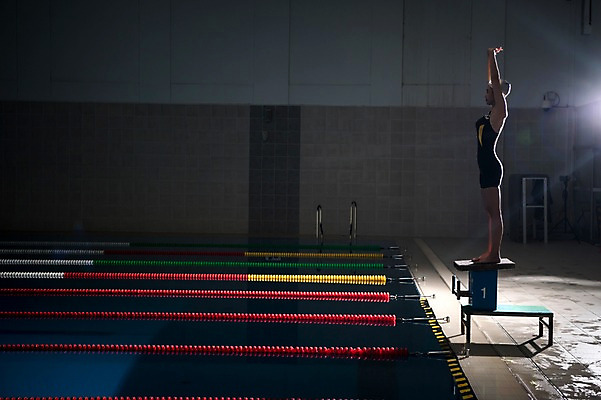 포토 JPG 전신 여자 수영장 실내 한명 서기 성인 취미 옆모습 30대 스트레칭 한국인 집중 손뻗기 스타트대 성인여자한명만 실내수영장 국내포토 1 뷰포인트 컨셉 모션 사람 동양인 내부 장년 운동 수영용품 여자한명만 성인여자만 파일형식