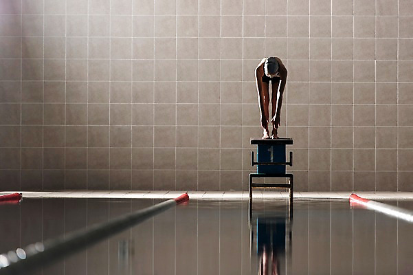 포토 JPG 전신 여자 수영장 실내 한명 서기 성인 취미 앞모습 30대 한국인 집중 준비자세 스타트대 성인여자한명만 실내수영장 국내포토 1 뷰포인트 포즈 컨셉 모션 사람 동양인 내부 장년 준비 수영용품 여자한명만 성인여자만 파일형식