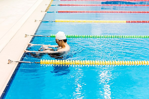 포토 JPG 남자 수영장 실내 한명 상반신 20대 성인 취미 옆모습 한국인 준비자세 성인남자한명만 실내수영장 국내포토 1 뷰포인트 포즈 사람 동양인 청년 내부 준비 남자한명만 성인남자만 파일형식