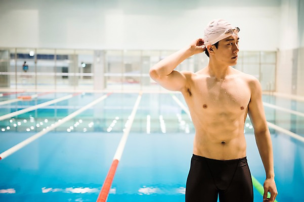 포토 JPG 응시 남자 수영장 실내 한명 서기 상반신 20대 성인 취미 앞모습 한국인 성인남자한명만 실내수영장 국내포토 1 시선 뷰포인트 모션 사람 동양인 청년 내부 남자한명만 성인남자만 파일형식