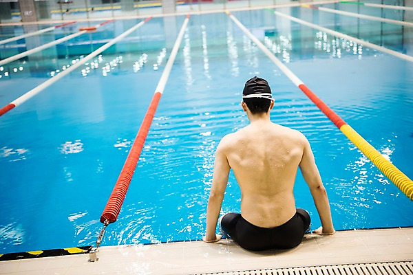 포토 JPG 남자 수영장 실내 한명 앉기 상반신 20대 성인 취미 뒷모습 한국인 성인남자한명만 실내수영장 국내포토 1 뷰포인트 모션 사람 동양인 청년 내부 남자한명만 성인남자만 파일형식