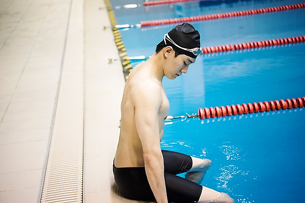 포토 JPG 응시 남자 수영장 실내 한명 앉기 상반신 20대 성인 취미 옆모습 한국인 성인남자한명만 실내수영장 국내포토 1 시선 뷰포인트 모션 사람 동양인 청년 내부 남자한명만 성인남자만 파일형식