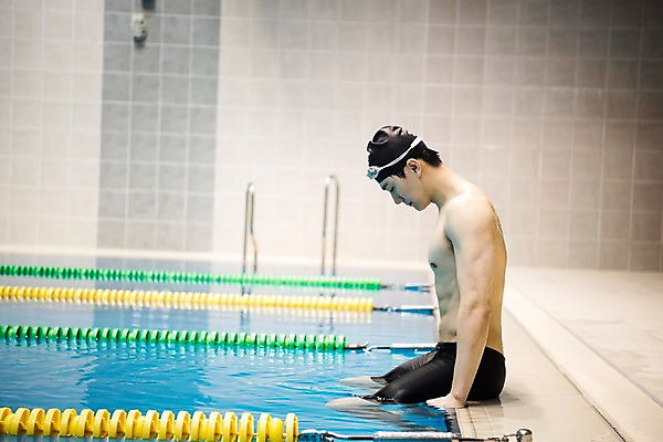 포토 JPG 응시 남자 수영장 실내 한명 앉기 상반신 20대 성인 취미 옆모습 한국인 성인남자한명만 실내수영장 국내포토 1 시선 뷰포인트 모션 사람 동양인 청년 내부 남자한명만 성인남자만 파일형식